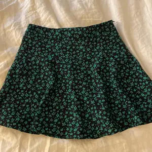 Säljer den här jättefina kjolen från zara med inbyggda shorts. Kjolen är ej i resor utan den har en dragkedja vid sidan. Kjolen är i storlek Xs men passar S, säljer den för 60kr+ frakt. 