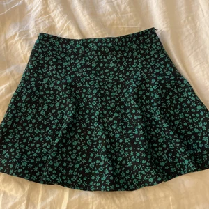Shorts-kjol från zara  - Säljer den här jättefina kjolen från zara med inbyggda shorts. Kjolen är ej i resor utan den har en dragkedja vid sidan. Kjolen är i storlek Xs men passar S, säljer den för 60kr+ frakt. 