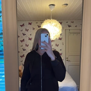 Brun zip hoodie - Säljer denna bruna zip hoodie i storlek S. Den är använd men i fint skick.   Skriv gärna för fler bilder!🌸