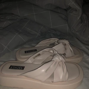 Beiga sandaler - Riktigt fina Sandler som aldrig används då jag inte kände att jag passa i dem. Hoppas dem kommer till användning!