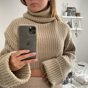 Kort stickad tröja - Säljer en mysig tröja från ginatricot, perfekt till hösten! Den är långärmad och är kort till midjan. 💓 Köparen står för frakt!