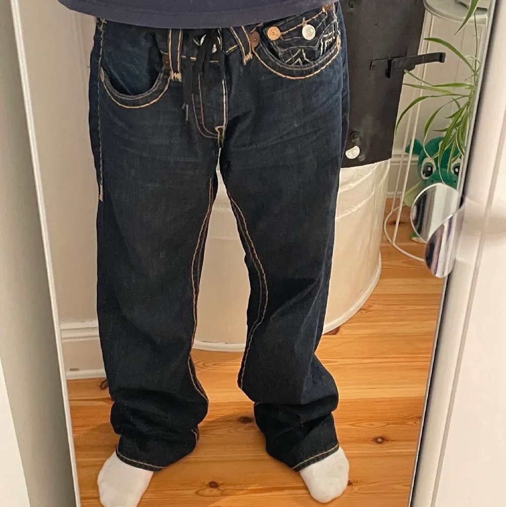 Feta baggy true religion jeans 10/10 skick   säljer pga lite för stora för mig  (använder bilder från förra säljaren). Jeans & Byxor.