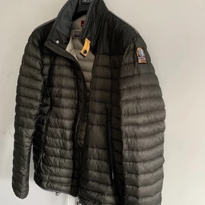 Parajumper jacka (daytripper) - Säljer nu min Parajumper daytripper pågrund av att jag tröttnat på den.  Den är storlek x large (fast passar large) jag tar gärna emot byten. Den är såklart helt äkta.😊Hör av er om ni vill ha mer bilder på den.
