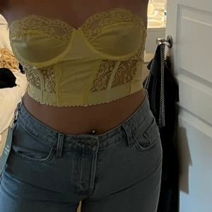 Gul bralett  - Aldrig använd, passar en S 