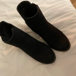 Boots - Supersnygga boots med liten bred klack. Storlek 37. Använda med några skrapmärken på insidan av skorna, knappt märkbart när de är på. 