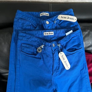 Acne jeans blå vintage - Hej jag säljer två par retro acne Jeans som är helt nya med lappen på och är vida där nere, så himla snygga. En är i storlek 27/30 och den andra i storlek 27/34. Hör av er om ni vill ha fler bilder eller och andra frågor ä