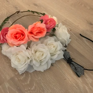 Blom Kransar! - Använtds ett par gånger! Jätte bekväma! Fina detaljer på dem! 50kr styck eftersom att de inte längre finns i affären och att deras ord pris var 79,99! Köparen står för frakten! Den vita jeansen passar perfekt för ett bröllop eller till en vit dress! ✅✨