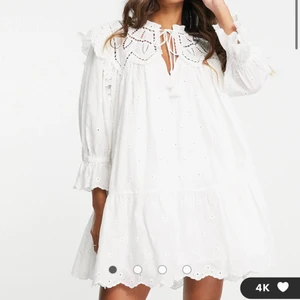 Vit boho klänning från ASOS - Otroligt romantisk boho klänning från ASOS i strl 36🥰 Köpte denna i syfte för midsommar men den var tyvärr för stor.. helt underbar klänning som är oanvänd och i ett helt nytt skick. 750kr nypris jag säljer för 500kr + frakt