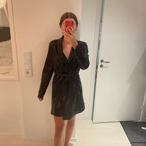 Glittrig kavajklänning  - Väldigt glittrig kavajklänning från Gina tricot. Använd några enstaka gånger så den är i jättefint skick. Storlek M