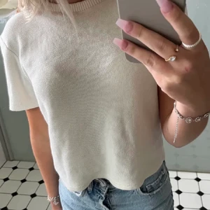 Stickad topp  - Stickad t-shirt från zara!! prislapp kvar ❤️ (kontakta för fler bilder)