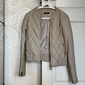 Beige skinn jacka  - Köpte den i en butik i kista som tyvärr inte finns längre för ca 6 år sen  Fake skinn  Bra skick använt ca 3 gånger  Storlek xs passar bättre på en xxs då den är liten i storleken 