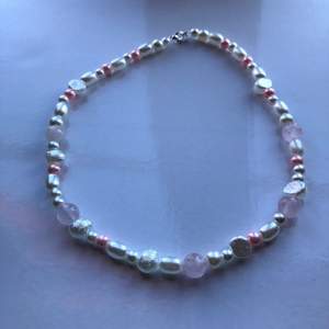 Handgjort pärlhalsband med rosenkvarts 💖 frakt 13kr betalning via swish 🌸