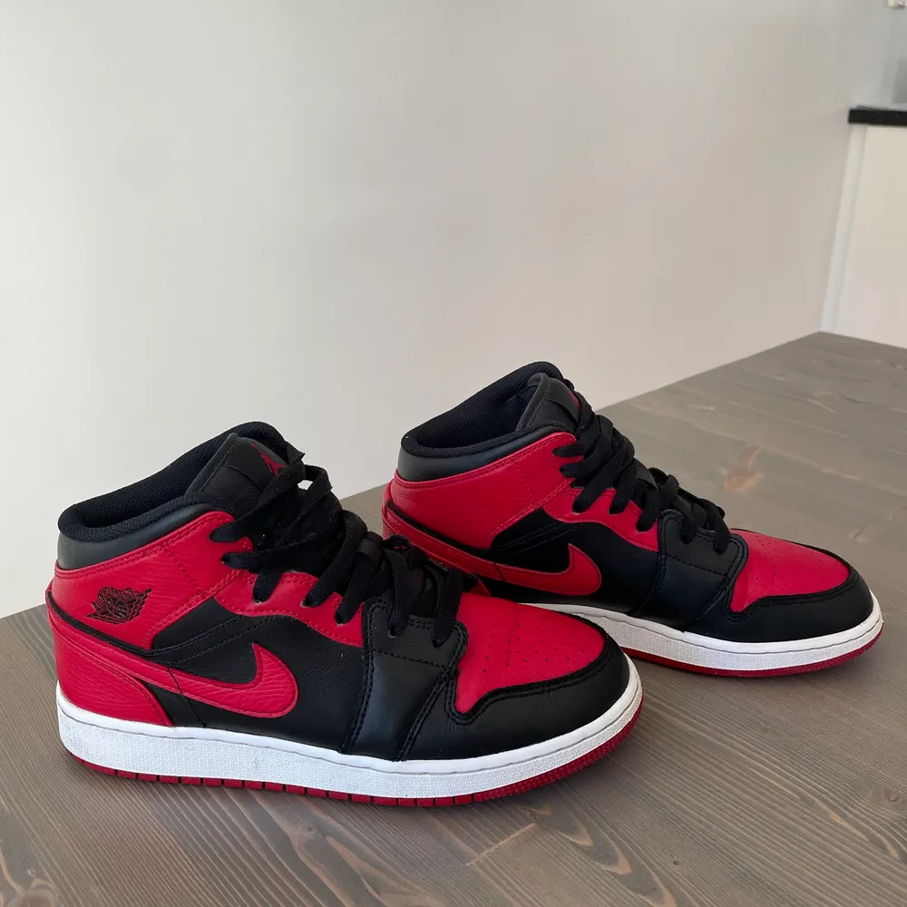 säljer dessa jätte snygga jordan 1 mid banned 2020 (gs) för kommer inte till användning längre. Knappt använda och ser som nya ut. Köpta från restock hösten 2021 för ca 1300kr. Köparen står för frakt 💕. Skor.