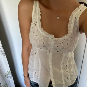 spetslinne  - supergulligt linne från gina tricot, spetsdetaljer och knytning på baksidan🤍