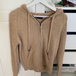 Stickad zip up tröja - Säljer denna skit snygga beiga stickade zip up hoodien från zalando pga jag har för mycket. Endast använd en gång så i jätte bra skick!!! 