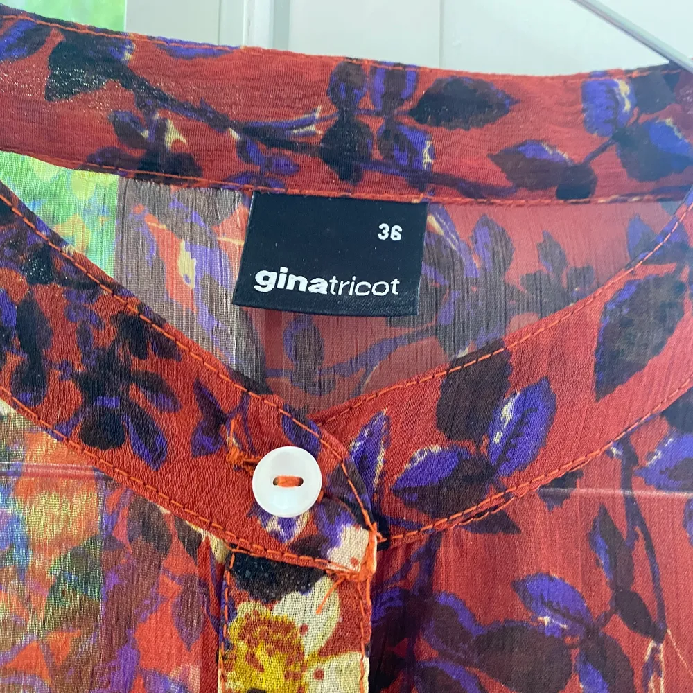 Mönstrad maxiklänning från Gina tricot med roströd innerklänning. I mycket fint skick. . Klänningar.