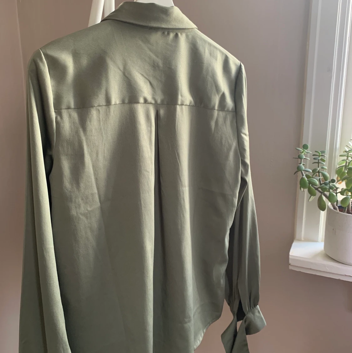 Olivgrön blus med knyten - 91