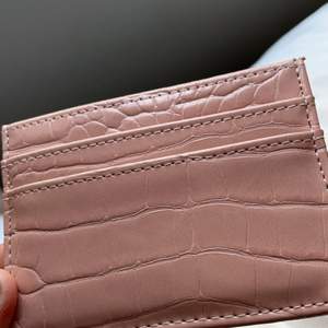 Säljer en superfin plånbok som inte kommer till Användning skriv vid frågor eller intresse!❤️ frakt kostar 18kr inte 29kr!