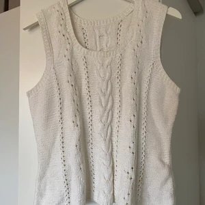 Vintage virkad/stickad väst - Mysig vintage väst, står ingen storlek men skulle gissa M