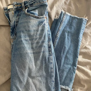 Blåa jeans med hål  - Knappt använda så nytt skick