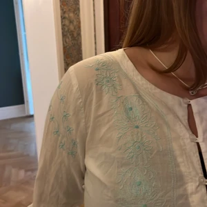 Blus från Bikbok - En supersöt och somrig blus från Bikbok i storlek L(men ganska liten så passar m/s), säljes för 75 kr + eventuell frakt💕