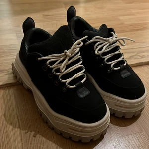 Eytys - Köpta på eytys ”outlet” för ett tag sen, använda en gång pga för små, passar typ 36