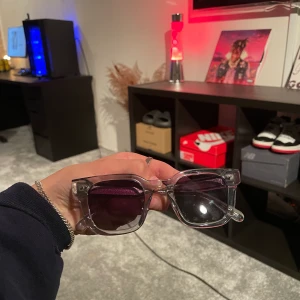 Chimi brillor (finns kvar!!!!) - Säljer dessa chimi solgalsögon som är i princip helt oanvända bara använd 1-2 gånger i sommar. Modell 04 grey