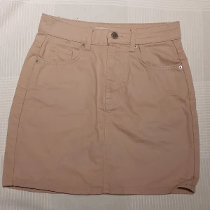 Söt beige jeans kjol - Super gullig beige jeans kjol från gina trecot. Lite sliten vid bakfickorna, men annars i bra skick. Frakt ingår ej 💕