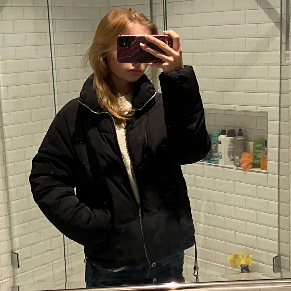 Puffer Jacka köpte på hm för några år sedan, använd några få gånger, tjock och skön och perfekt till vinter! Köpt för 500kr säljer för 200kr plus frakt!🤍🤩. Takit.