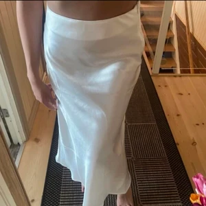 Vit långkjol - Jättefin satin kjol, använd 2 gånger, säljer då jag har många liknande💕 går att ha lågmidjad
