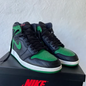 Air Jordan 1 High pine greens - tjena! Dags att sälja av mina Air Jordans 1 High Pine Greens. Använda ytterst få gånger och då med creeseskydd, extremt bra behandlade.   Stl 46 Cond 9/10 Pris, 1900 OG  mvh Leo