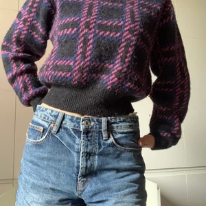 Lila och rutig tröja från & Other Stories;) - Säljer den här snygga och mysiga tröjan från &otherstories. Den är i bra skick och passar perfekt för hösten. Jag är storlek XS och den sitter lite löst på mig så den borde funka för både S och M också🤍