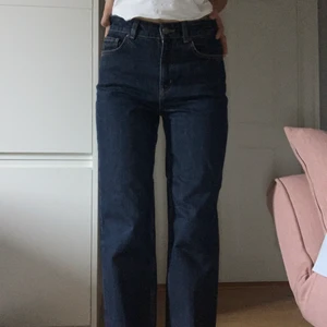 Mörkblå jeans från & Other Stories - Sjukt bekväma jeans som passar till allt! I jättebra skick eftersom att de inte använts så mycket. Passar storlek 26🌱