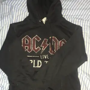 Acdc hoodie från h&m. Storlek XS, passar S. Tryck på baksidan.