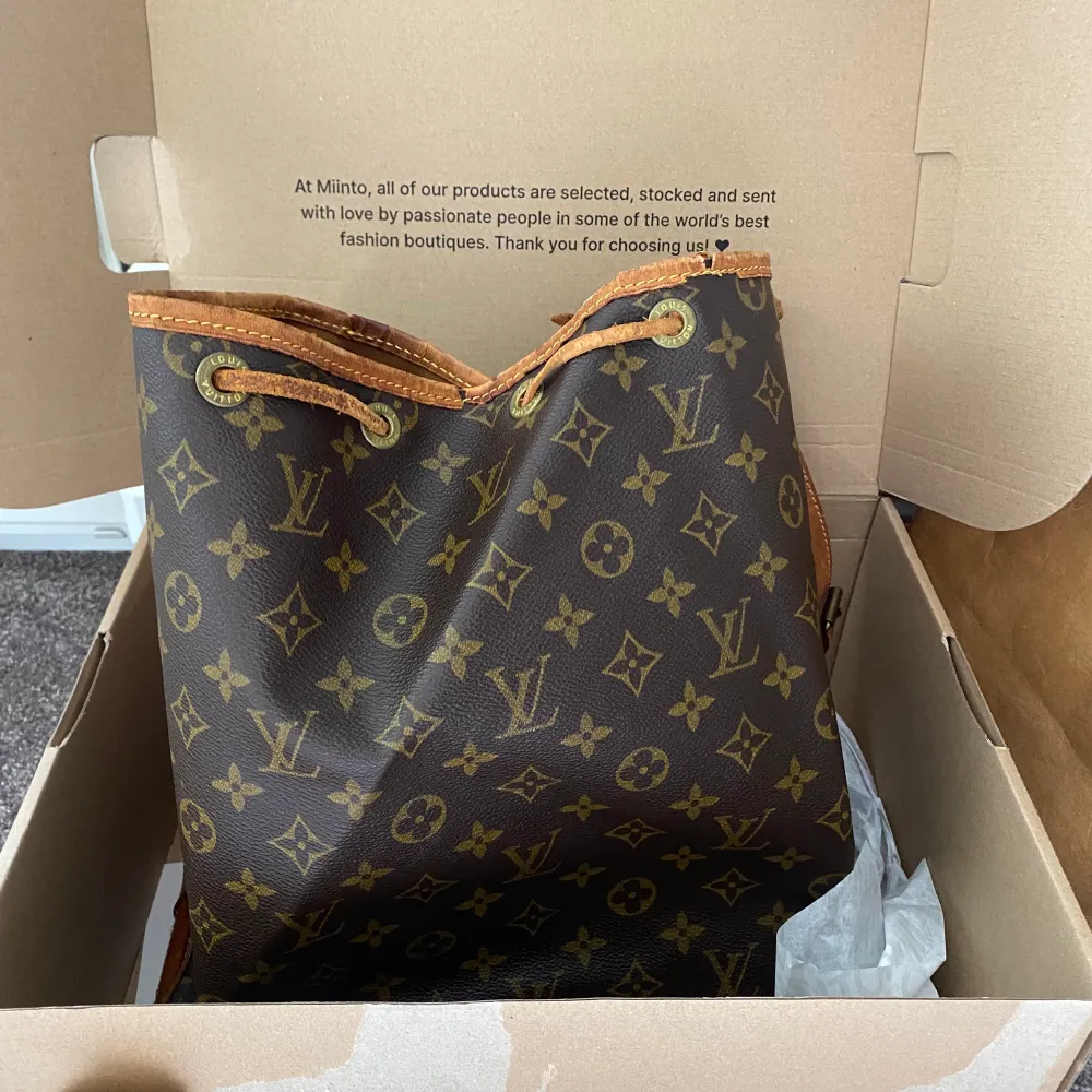 Helt ny Louis Vuitton väska ur förpackningen från Miinto, såklart äkta (se äkthetsbevis) Den är riktigt snygg och passar till alla outfits, bra skick men den är vintage från Miinto så alltså begagnad. Pris kan diskuteras vid snabb affär . Väskor.