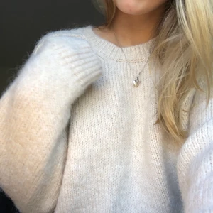 Zara stickad kofta🧸 - Såååå mysigt stickat tröja från zara!! Som är perfekt nu till hösten/vintern! 🤍🤍 kan frakta också! INTE SÅLD ÄN!