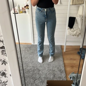 Jeans  - Superfina blåa jeans från zara, nyinköpta så endast använda 1 gång💕 