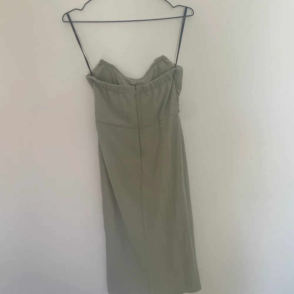 Short, green strapless dress. New, tags still on.. Klänningar.