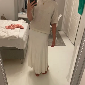 Tröja  - En kortärmad stickad tröja i använt skick och därför rätt så nopprig men ändå super fin👌🏼👌🏼Strl S💓💓