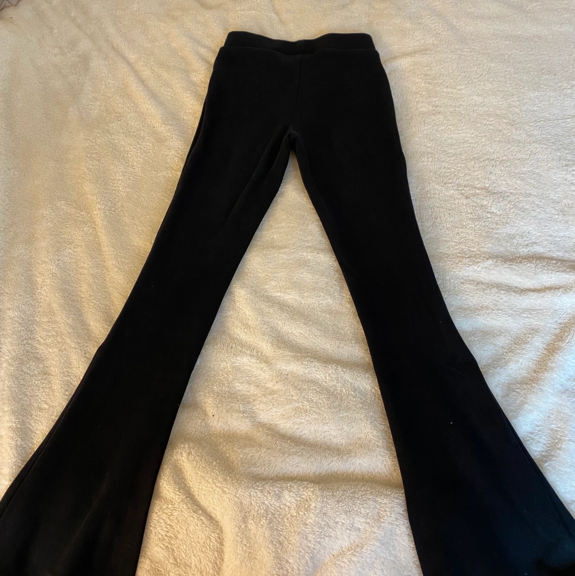 Jätte snygga svarta utsvängda byxor från Cubus - 91
