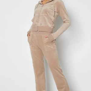 Juicy couture zipup - Oanvänd juicy couture zipup i färgen beige/taupe nypris 1099 men säljer för 700kr, skriv privat för fler bilder💕