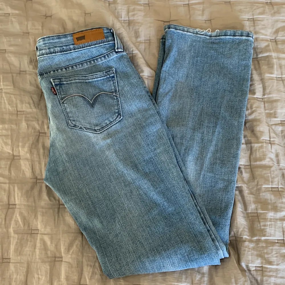 Säljer mina lågmidjade levis jeans då de inte kommer till användning länge. Jag är 166cm och vanligtvis 36. Jeansen passar 34/36. Ena benet är smått nertrampat vid änden men annars är de i väldigt bra skick! Köp direkt för 500kr + frakt✨ Kan mötas i Sthlm. Jeans & Byxor.