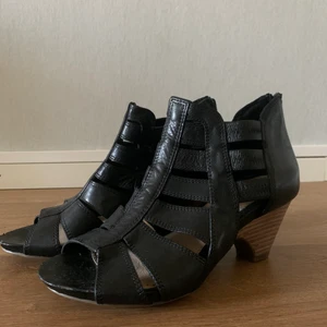 Black sandals heels lightweight summer shoes - Svarta sndaler med klack bra för sommar, har bara repor på framsidan av skon som man kan knappt se. Retro 90s style