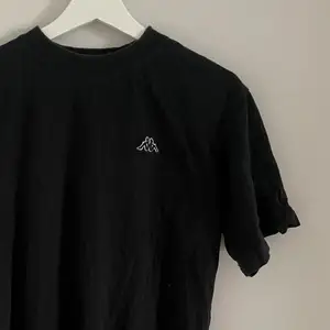 Stilren svart Kappa t-shirt som passar till allt 💛 Säljs pga att jag har många andra svarta t-shirts. 