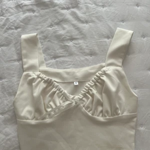 Vit topp med rosett 🤍 - Jättegullig topp med rosett köpt på Röda Korset, använd 1 gång & en liten fläck som nog gör bort i tvätten därav priset🤍