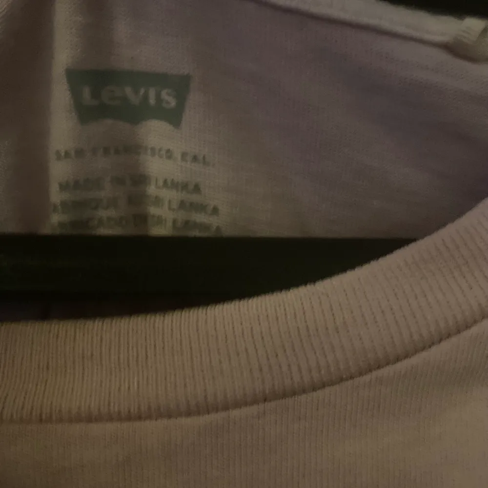 Snygg T-shirt från Levis, aldrig använd ! Lappen sitter kvar. T-shirts.