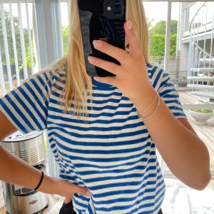 Randig t-shirt - En blå randig sweatshirt från JJXX💙🔱