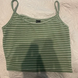 Randigt linne - Randigt grönt linne endast provad, köparen står för frakten på 49kr 