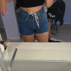 Levi’s shorts - Shorts från Levi’s, aldrig använda, storlek W26, jag är storlek S och de passar mig perfekt! 130kr + frakt