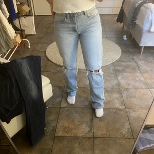 Zara jeans - Zara jeans i modellen straight mid waist, med hål. Inga defekter💝💝